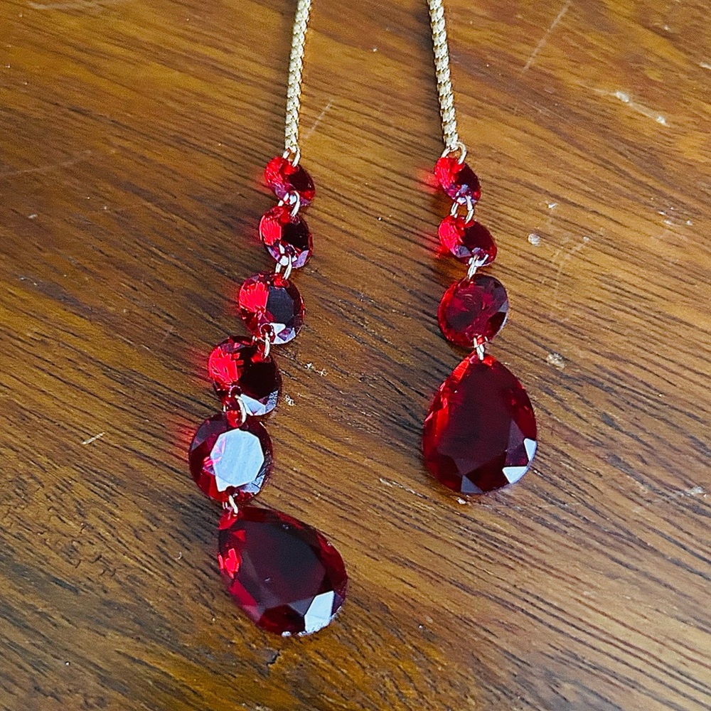 New in box Nine West Red Crystal Lariat Gold Tone Necklace (Adjustable)